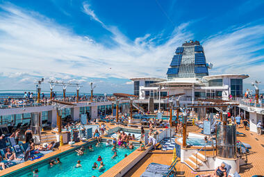 泳池甲板上的名人船乐趣